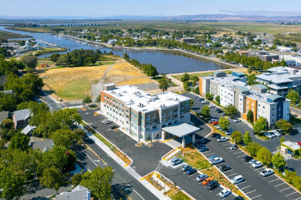 Holiday Inn Express & Suites - Suisun City By Ihg Eksteriør billede